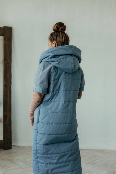 Голубой утепленный жилет с капюшоном и коротким рукавом Стильная леди М-651 голубой - фото 8
