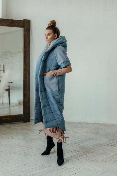 Голубой утепленный жилет с капюшоном и коротким рукавом Стильная леди М-651 голубой - фото 3