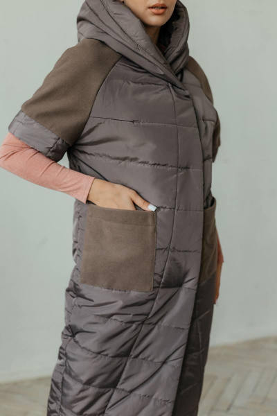 Жилет женский утепленный с капюшоном, короткий рукав Стильная леди М-651 шоколад - фото 9