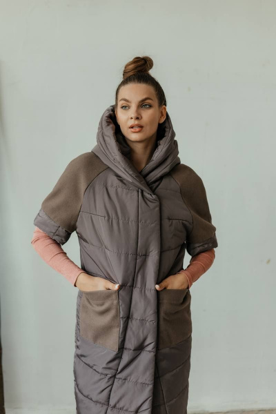 Жилет женский утепленный с капюшоном, короткий рукав Стильная леди М-651 шоколад - фото 4