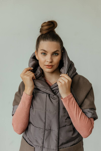 Жилет женский утепленный с капюшоном, короткий рукав Стильная леди М-651 шоколад - фото 8