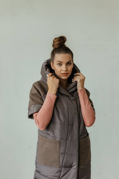 Жилет женский утепленный с капюшоном, короткий рукав Стильная леди М-651 шоколад - фото 6