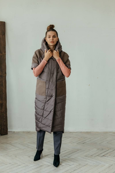 Жилет женский утепленный с капюшоном, короткий рукав Стильная леди М-651 шоколад - фото 1