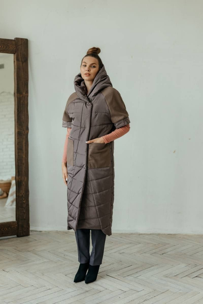 Жилет женский утепленный с капюшоном, короткий рукав Стильная леди М-651 шоколад - фото 2