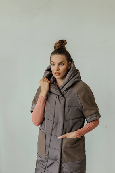 Жилет женский утепленный с капюшоном, короткий рукав Стильная леди М-651 шоколад - фото 7