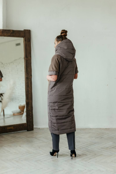 Жилет женский утепленный с капюшоном, короткий рукав Стильная леди М-651 шоколад - фото 3