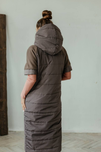 Жилет женский утепленный с капюшоном, короткий рукав Стильная леди М-651 шоколад - фото 5