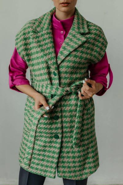 Зеленый жилет без рукавов с разрезами и тканевым поясом Стильная леди М-659 зеленый - фото 9