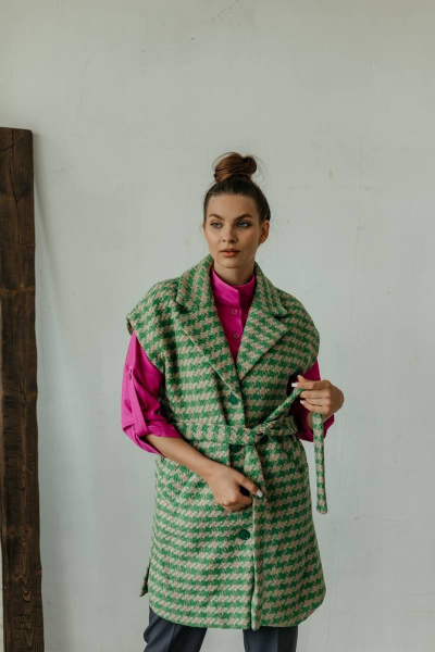 Зеленый жилет без рукавов с разрезами и тканевым поясом Стильная леди М-659 зеленый - фото 2