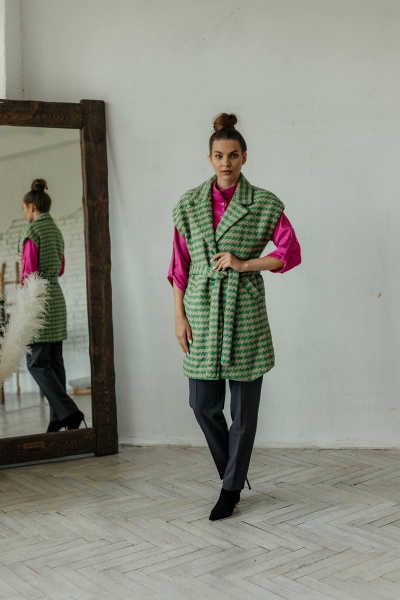 Зеленый жилет без рукавов с разрезами и тканевым поясом Стильная леди М-659 зеленый - фото 6