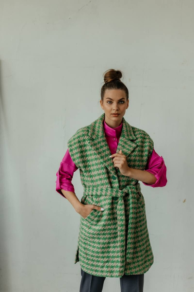 Зеленый жилет без рукавов с разрезами и тканевым поясом Стильная леди М-659 зеленый - фото 1