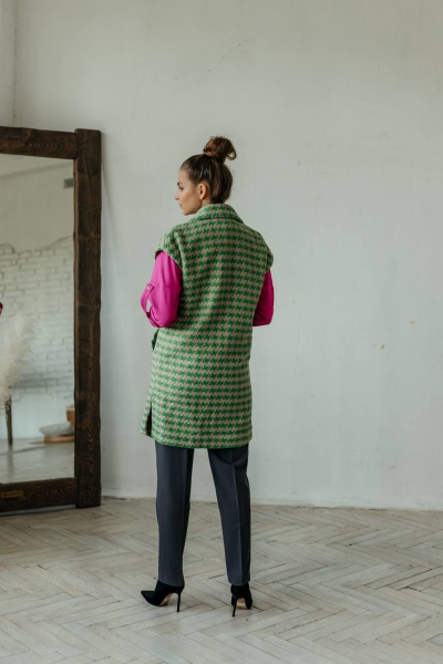 Зеленый жилет без рукавов с разрезами и тканевым поясом Стильная леди М-659 зеленый - фото 7