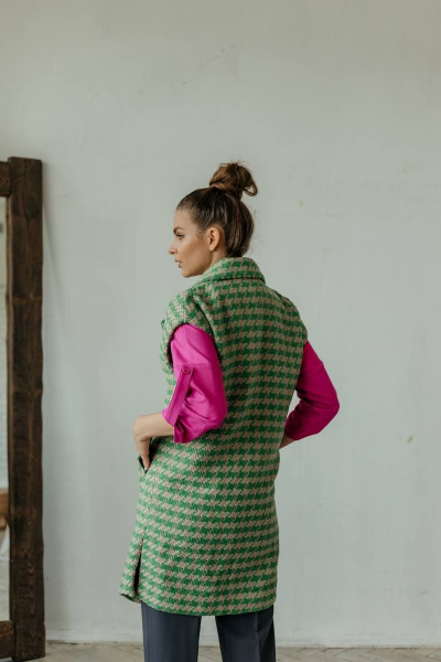 Зеленый жилет без рукавов с разрезами и тканевым поясом Стильная леди М-659 зеленый - фото 4