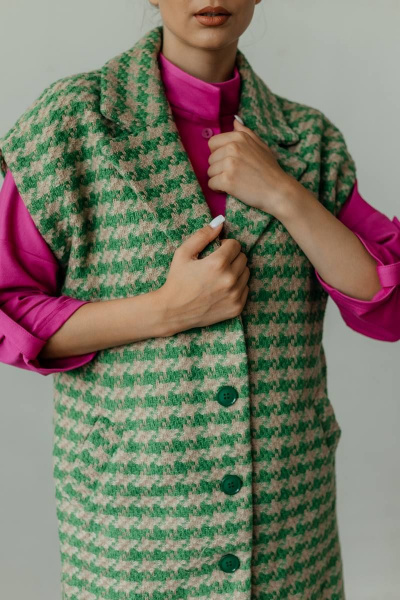 Зеленый жилет без рукавов с разрезами и тканевым поясом Стильная леди М-659 зеленый - фото 8