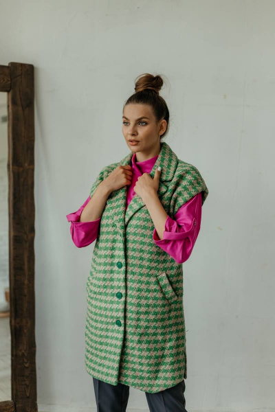 Зеленый жилет без рукавов с разрезами и тканевым поясом Стильная леди М-659 зеленый - фото 3