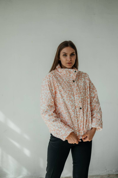 Белая куртка-бомбер из плащёвой ткани с регулировкой талии Стильная леди М-673 молочный/принт_пятнышки - фото 10