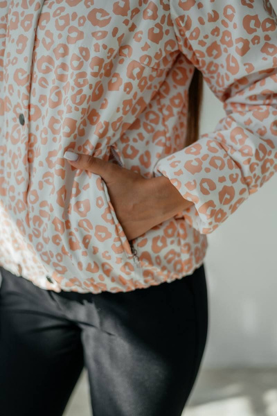 Белая куртка-бомбер из плащёвой ткани с регулировкой талии Стильная леди М-673 молочный/принт_пятнышки - фото 9