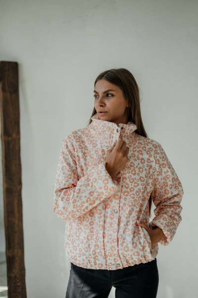 Белая куртка-бомбер из плащёвой ткани с регулировкой талии Стильная леди М-673 молочный/принт_пятнышки - фото 3