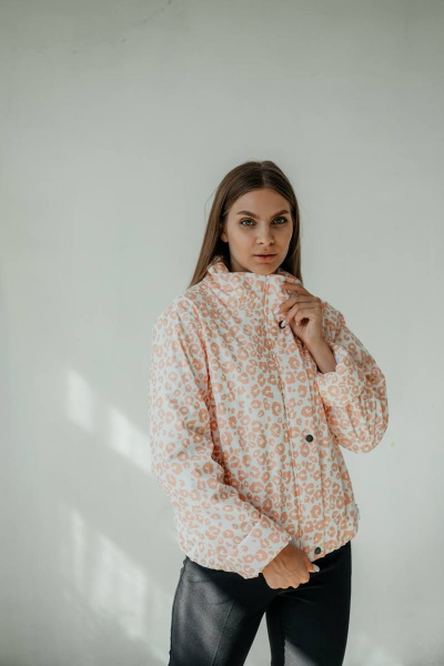 Белая куртка-бомбер из плащёвой ткани с регулировкой талии Стильная леди М-673 молочный/принт_пятнышки - фото 2