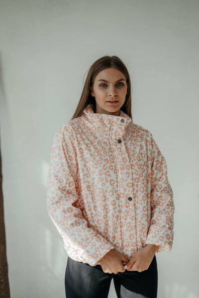 Белая куртка-бомбер из плащёвой ткани с регулировкой талии Стильная леди М-673 молочный/принт_пятнышки - фото 1