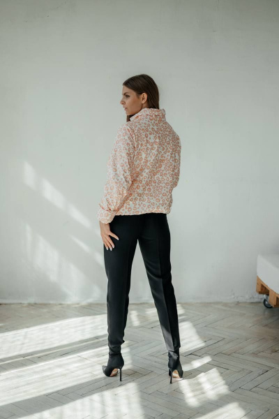 Белая куртка-бомбер из плащёвой ткани с регулировкой талии Стильная леди М-673 молочный/принт_пятнышки - фото 6