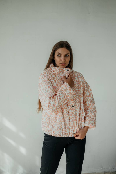 Белая куртка-бомбер из плащёвой ткани с регулировкой талии Стильная леди М-673 молочный/принт_пятнышки - фото 4