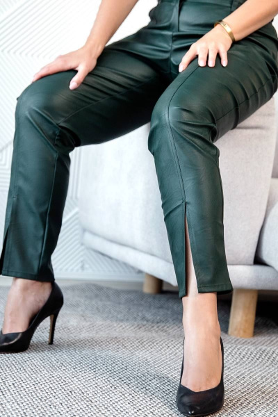 Брюки из эко кожи зауженного силуэта с рельефами и разрезами ASV 2640 зеленый - фото 8