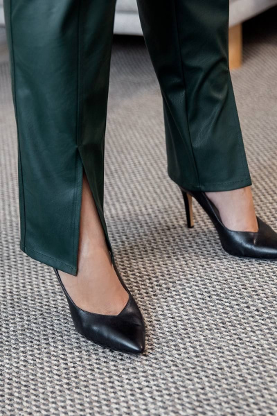 Брюки из эко кожи зауженного силуэта с рельефами и разрезами ASV 2640 зеленый - фото 5