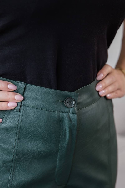 Брюки из эко кожи зауженного силуэта с рельефами и разрезами ASV 2640 зеленый - фото 4