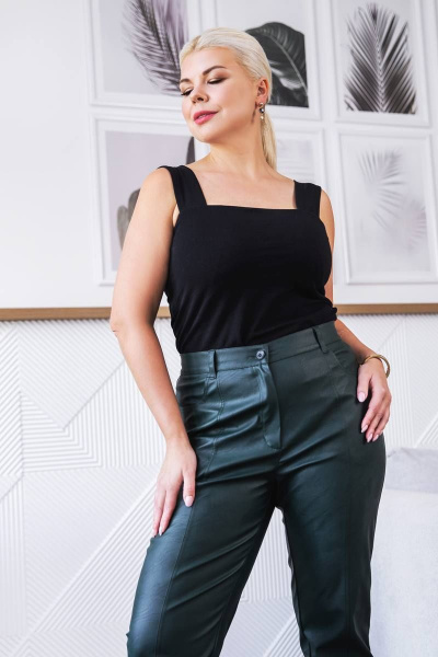 Брюки из эко кожи зауженного силуэта с рельефами и разрезами ASV 2640 зеленый - фото 2