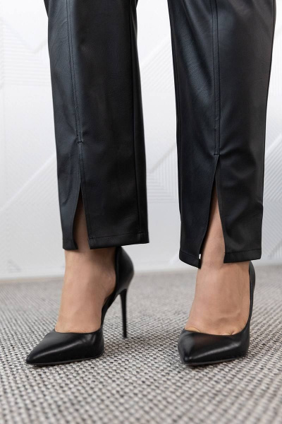 Брюки из эко кожи зауженного силуэта с карманами и рельефами ASV 2640 черный - фото 4