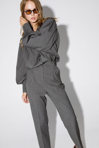 Платье-футляр с рельефными швами и длинными рукавами PiRS 4770 серый - фото 4