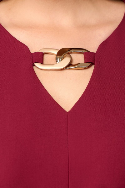 Демисезонное платье прямого силуэта с цепями и разрезом Мишель стиль 1149 винный - фото 7