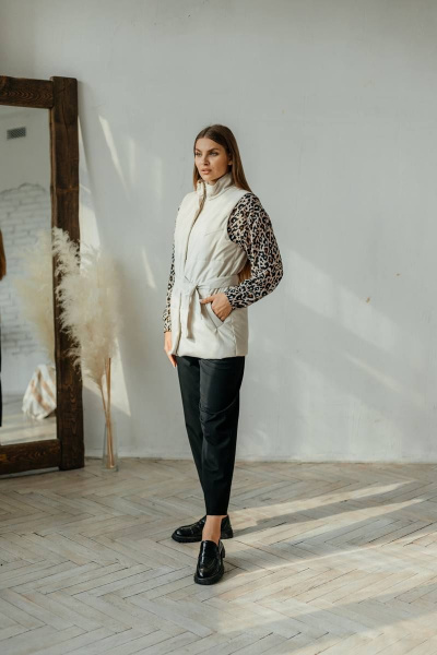 Бежевый жилет из экокожи с поясом и карманами Стильная леди М-677 молочный - фото 3