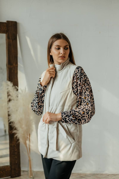 Бежевый жилет из экокожи с поясом и карманами Стильная леди М-677 молочный - фото 7