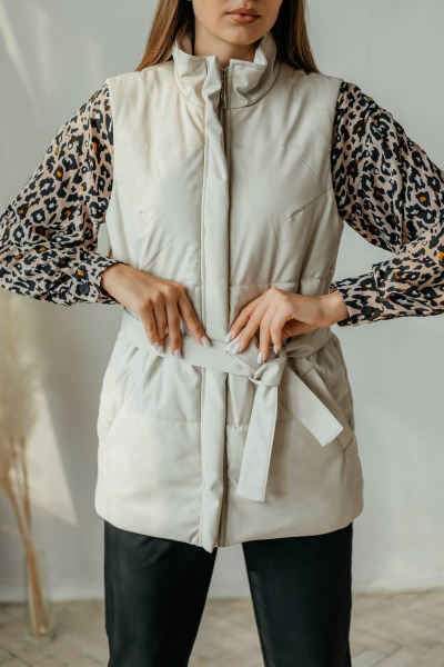 Бежевый жилет из экокожи с поясом и карманами Стильная леди М-677 молочный - фото 9