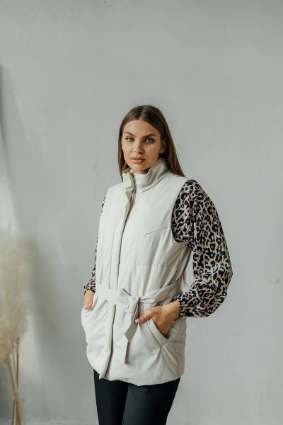 Бежевый жилет из экокожи с поясом и карманами Стильная леди М-677 молочный - фото 6