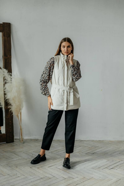 Бежевый жилет из экокожи с поясом и карманами Стильная леди М-677 молочный - фото 1