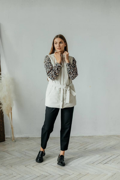 Бежевый жилет из экокожи с поясом и карманами Стильная леди М-677 молочный - фото 2