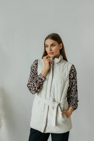 Бежевый жилет из экокожи с поясом и карманами Стильная леди М-677 молочный - фото 5