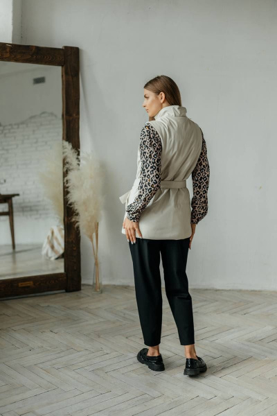 Бежевый жилет из экокожи с поясом и карманами Стильная леди М-677 молочный - фото 4