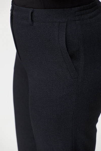 Классические брюки из плотной ткани с заужением к низу БелЭльСтиль 546-1_56_22 черно-серые - фото 4