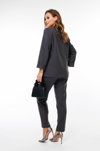 Деловой костюм из текста с зауженными брюками и жакетом SandyNa 130561 графитовый - фото 7