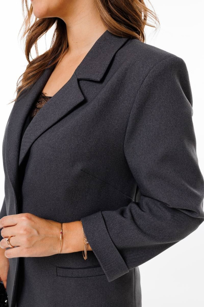 Деловой костюм из текста с зауженными брюками и жакетом SandyNa 130561 графитовый - фото 12