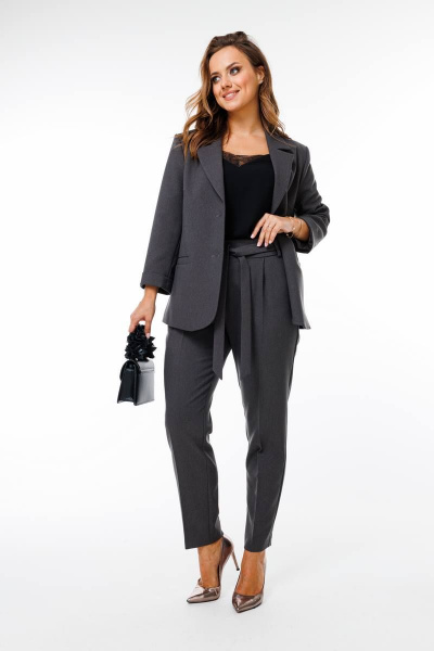 Деловой костюм из текста с зауженными брюками и жакетом SandyNa 130561 графитовый - фото 2