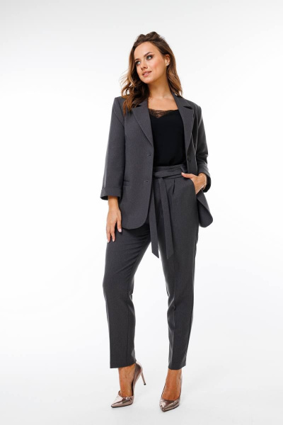 Деловой костюм из текста с зауженными брюками и жакетом SandyNa 130561 графитовый - фото 4