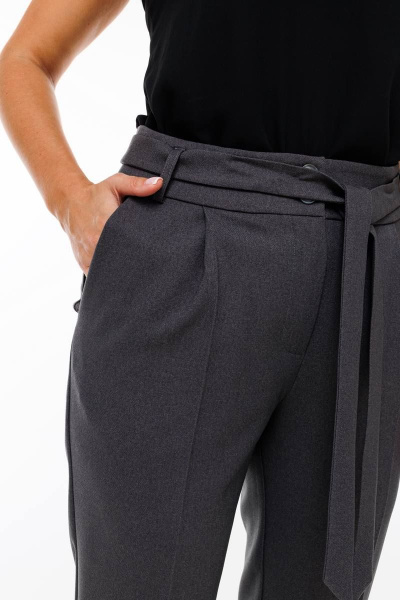 Деловой костюм из текста с зауженными брюками и жакетом SandyNa 130561 графитовый - фото 11