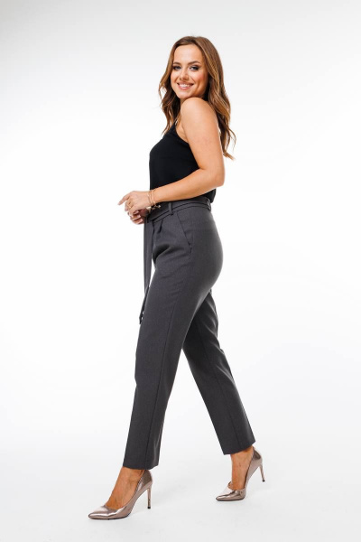 Деловой костюм из текста с зауженными брюками и жакетом SandyNa 130561 графитовый - фото 9