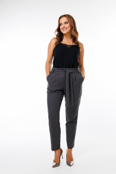 Деловой костюм из текста с зауженными брюками и жакетом SandyNa 130561 графитовый - фото 8