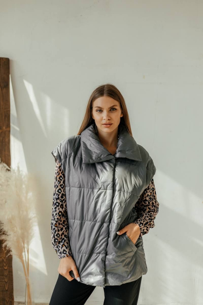 Серый стеганый жилет с боковыми карманами и поясом Стильная леди М-650 серый - фото 4